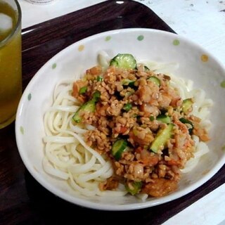 冷やしうどん塩もみ手ちぎり胡瓜とキムチ納豆葱のせ